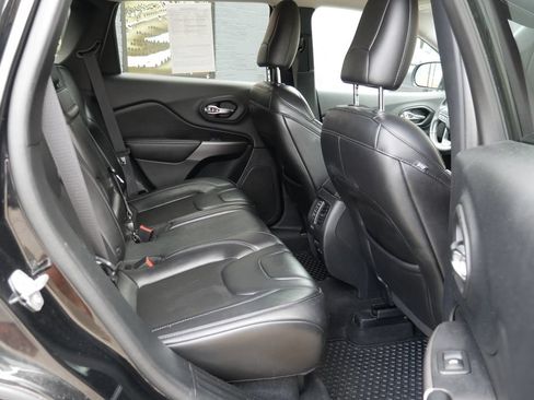 Used 2019 Jeep Cherokee Latitude Plus w/ Cold Weather Group AWD/4WD image 10