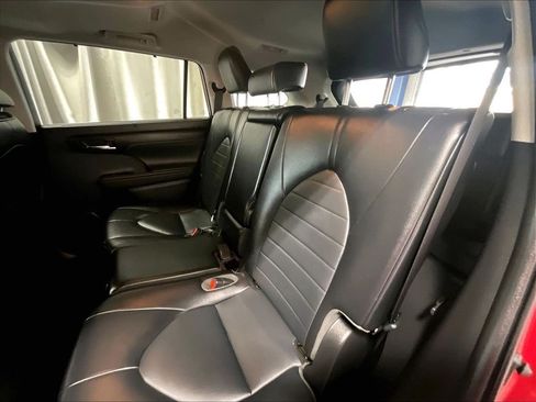 Used 2022 Toyota Highlander XLE AWD/4WD image 15