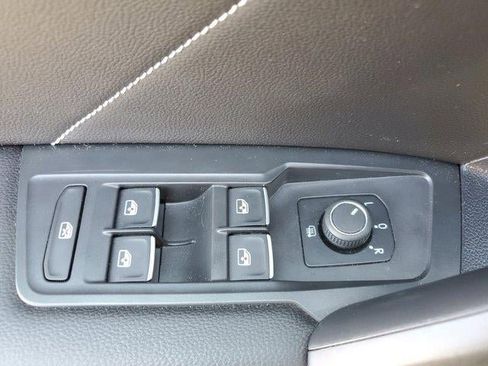 Used 2022 Volkswagen Tiguan SE AWD/4WD image 19