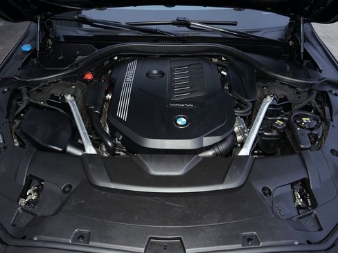 Used 2021 BMW 740i xDrive w/ Premium Package image 32