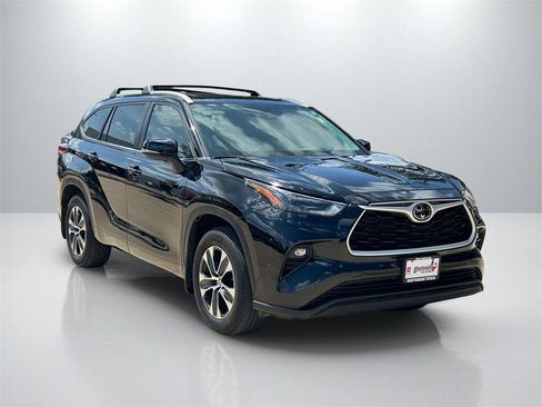Certified 2023 Toyota Highlander XLE image 3