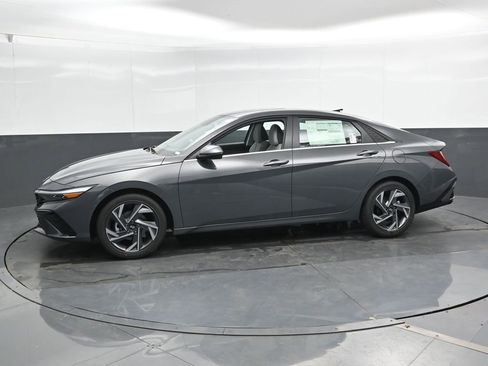 Used 2025 Hyundai Elantra Limited image 8