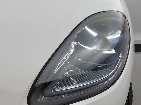 Certified 2025 Porsche Macan AWD/4WD image 34