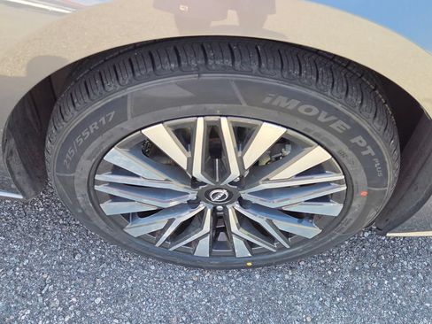 Used 2024 Nissan Altima 2.5 SV FWD image 14