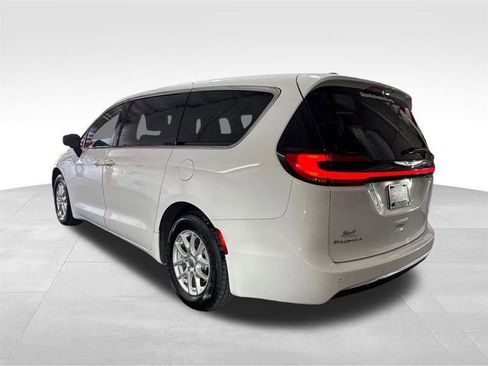 Used 2023 Chrysler Pacifica Touring-L FWD image 7