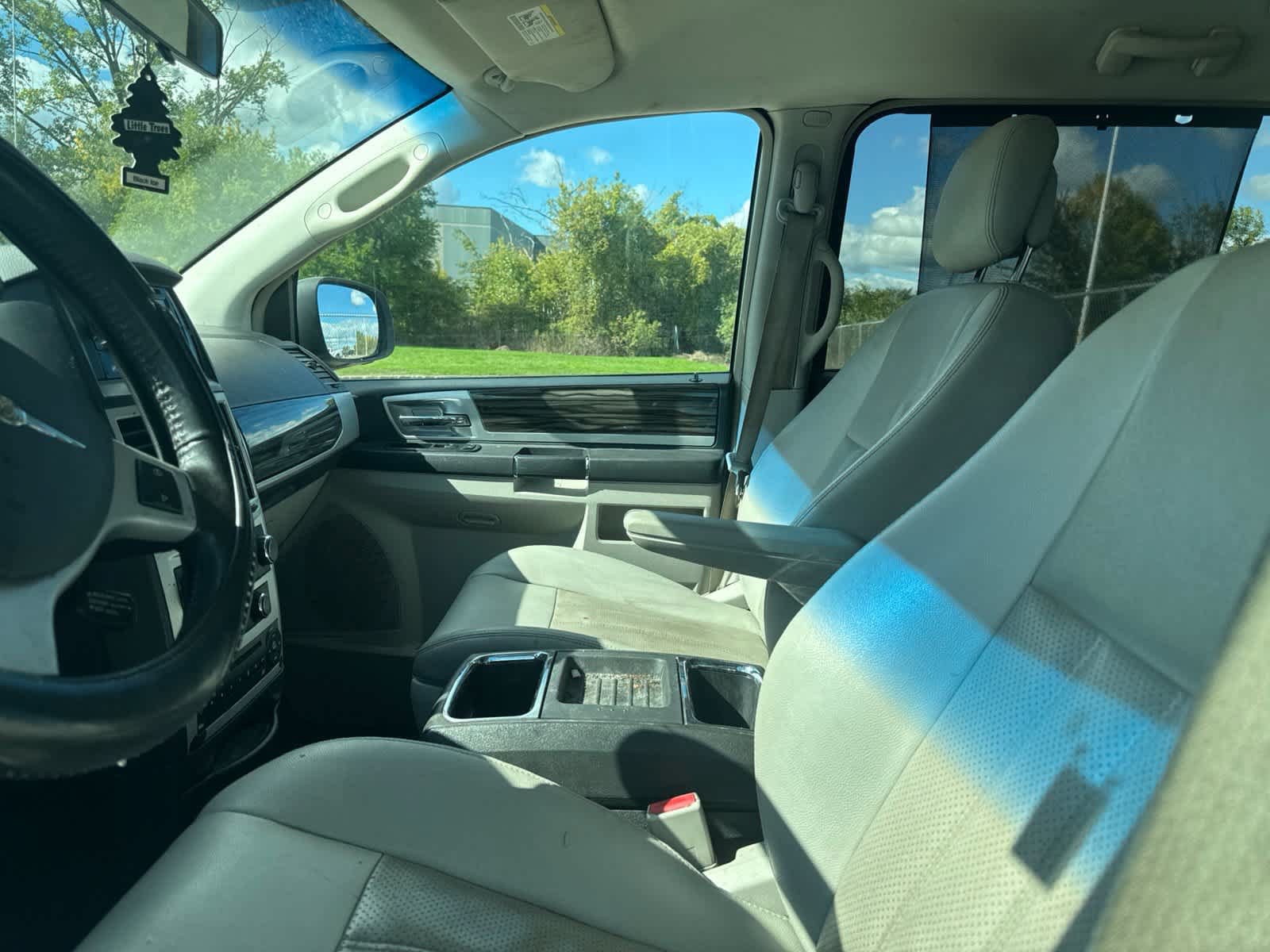 Used 2010 Chrysler Town & Country Touring FWD image 29