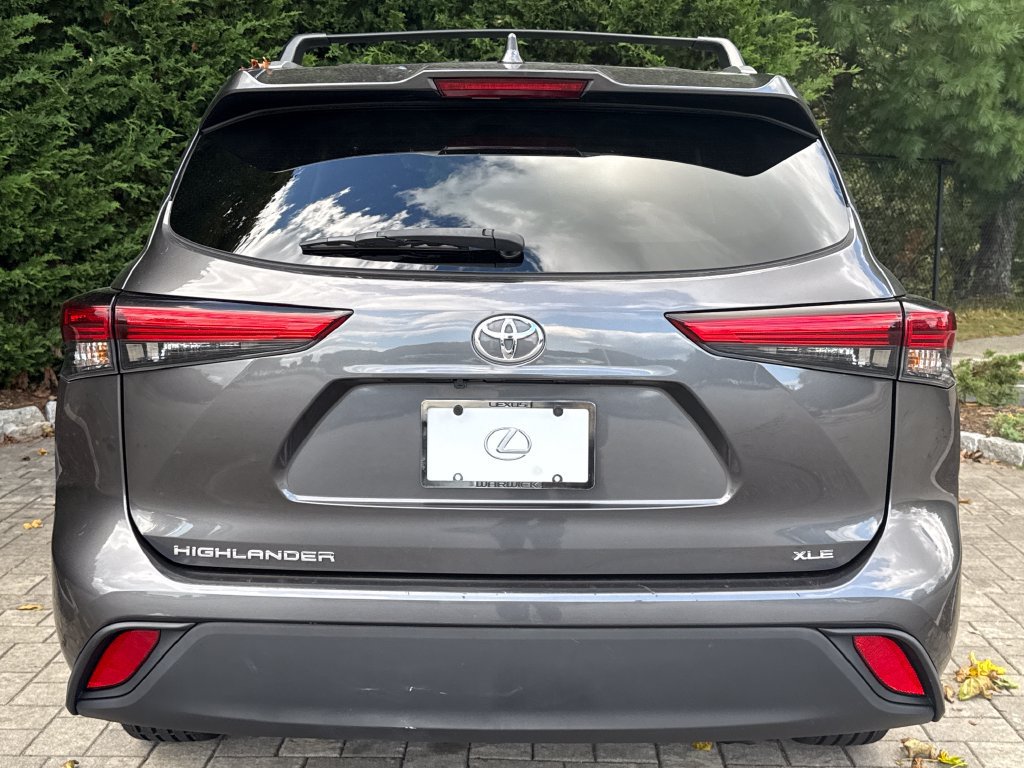 Used 2023 Toyota Highlander XLE FWD image 6