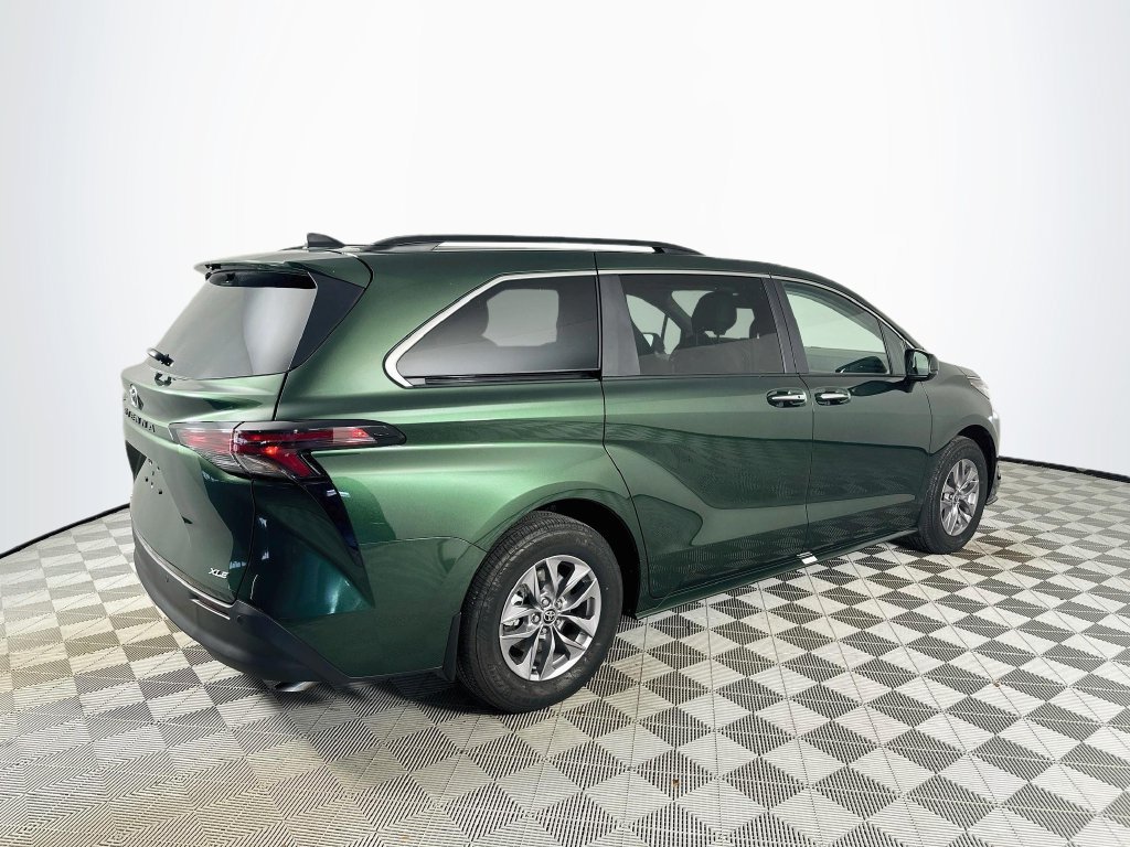 Used 2025 Toyota Sienna XLE AWD/4WD image 7