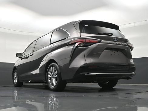 Used 2021 Toyota Sienna Limited FWD image 27