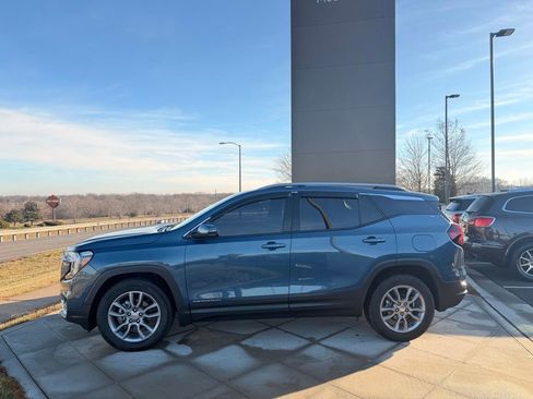 Used 2024 GMC Terrain SLT image 2