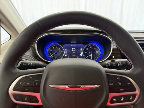Used 2024 Chrysler Pacifica Limited FWD image 6