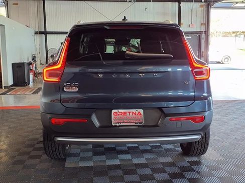 Used 2021 Volvo XC40 T4 Momentum FWD image 4
