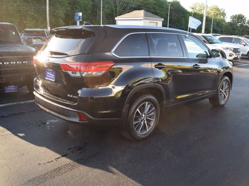 Used 2018 Toyota Highlander XLE AWD/4WD image 4