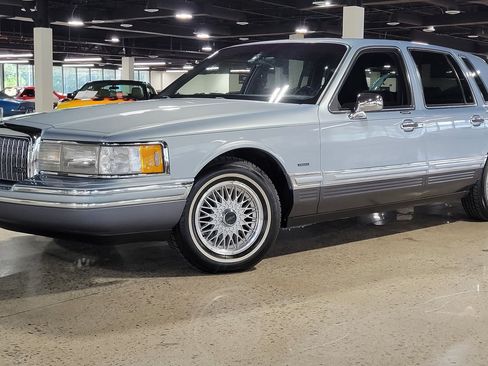 Used 1993 Lincoln Town Car Signature RWD image 19