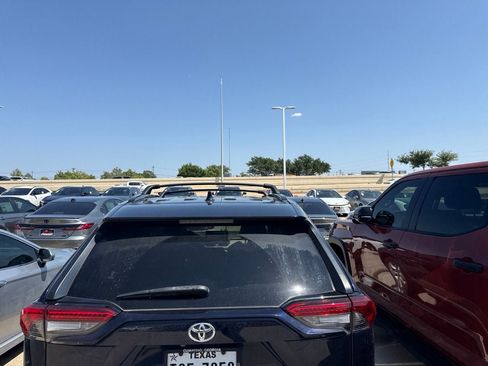 Used 2020 Toyota RAV4 XLE FWD image 4