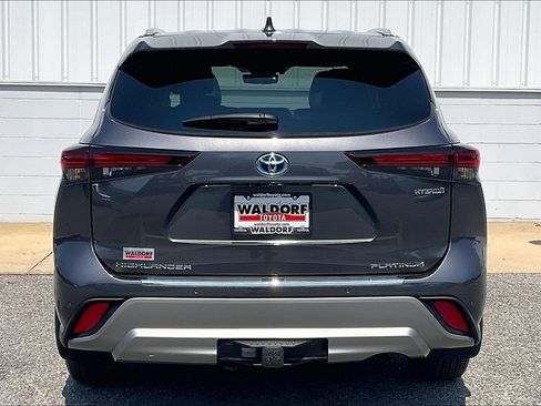 Used 2024 Toyota Highlander Platinum AWD/4WD image 5