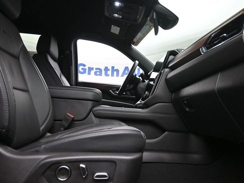 Used 2025 GMC Yukon XL Denali image 7