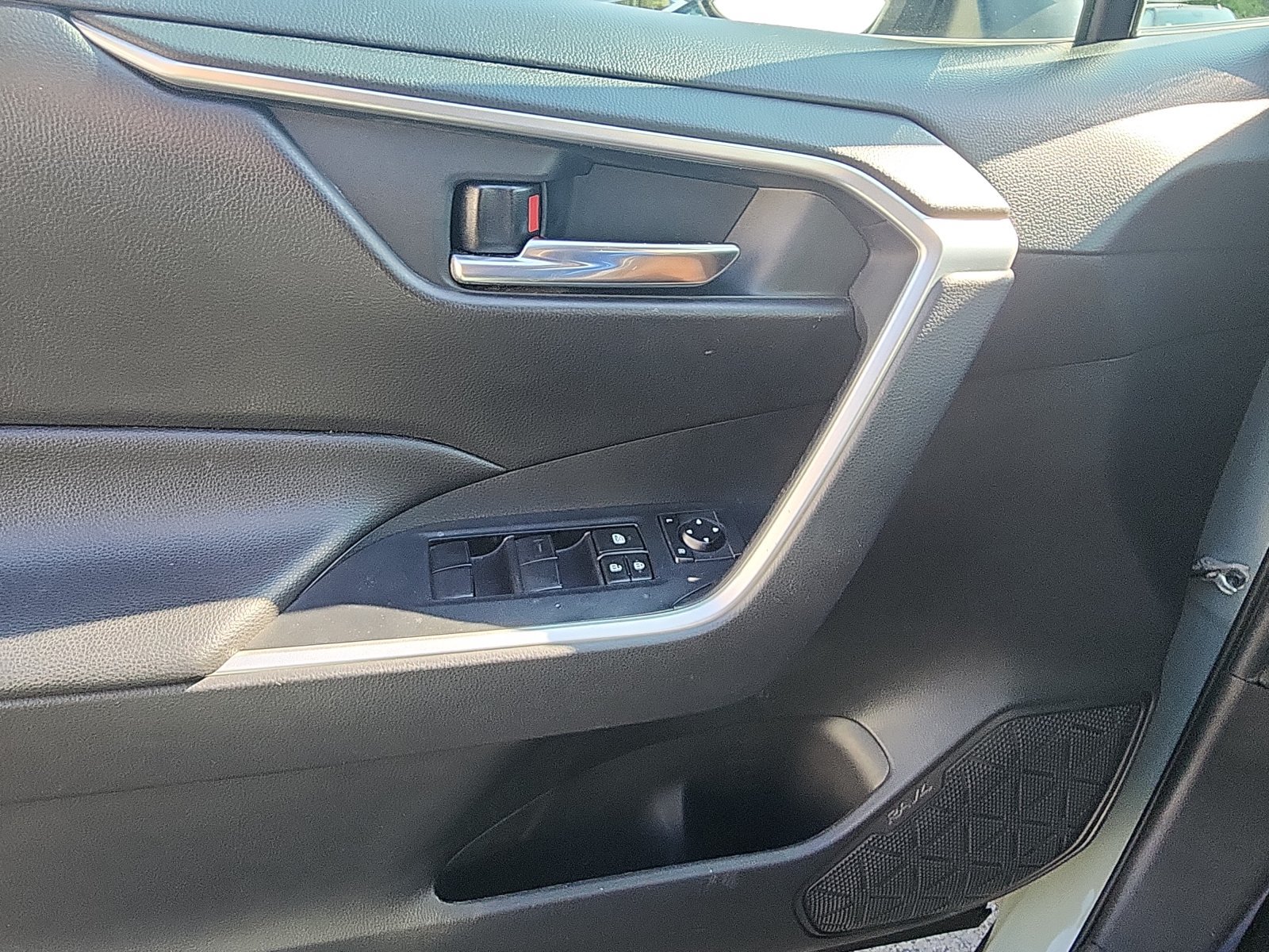 Used 2020 Toyota RAV4 XLE w/ Convenience Package AWD/4WD image 18