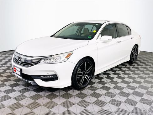 Used 2016 Honda Accord Touring image 3