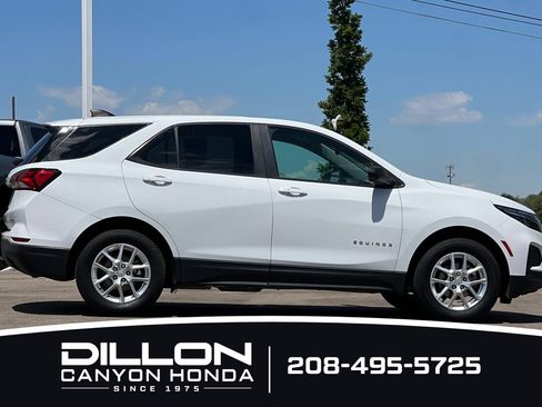 Used 2022 Chevrolet Equinox LS w/ LS Convenience Package AWD/4WD image 3