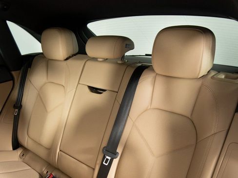 Certified 2025 Porsche Macan image 34