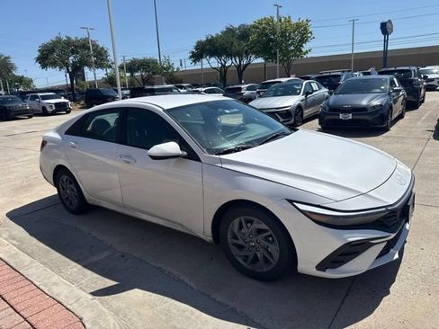 Certified 2024 Hyundai Elantra SEL FWD image 4