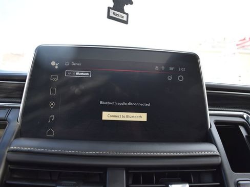 Used 2024 GMC Yukon XL SLT w/ SLT Premium Package image 16