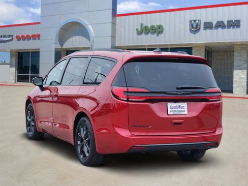New 2026 Chrysler Pacifica Select w/ S Appearance Package image 4