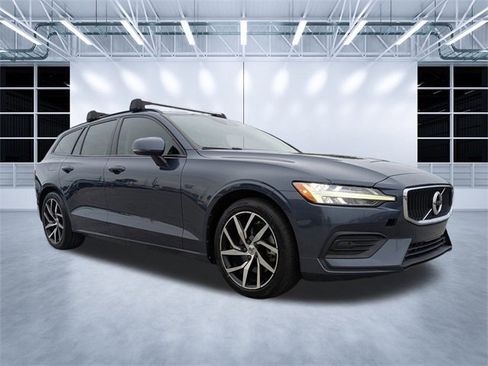 Used 2020 Volvo V60 T5 Momentum image 2