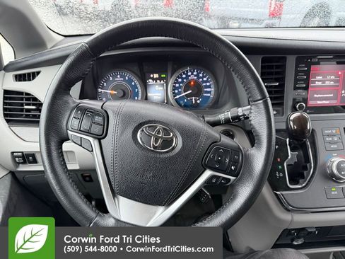 Used 2018 Toyota Sienna L image 2