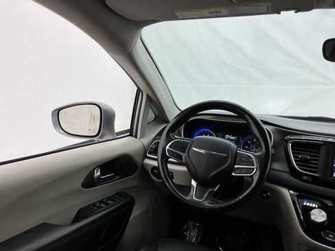 Used 2020 Chrysler Pacifica Touring-L FWD image 29