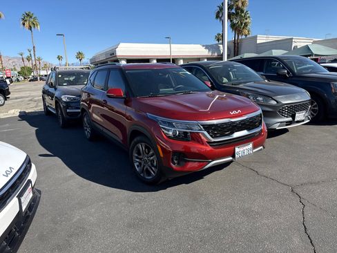 Used 2023 Kia Seltos S w/ Navigation Package FWD image 2
