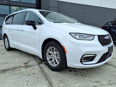 Used 2024 Chrysler Pacifica Touring-L image 1