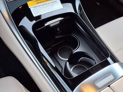 Used 2025 Mercedes-Benz GLC 300 image 7