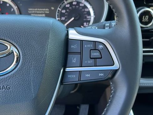 Certified 2025 Toyota Highlander XLE AWD/4WD image 13