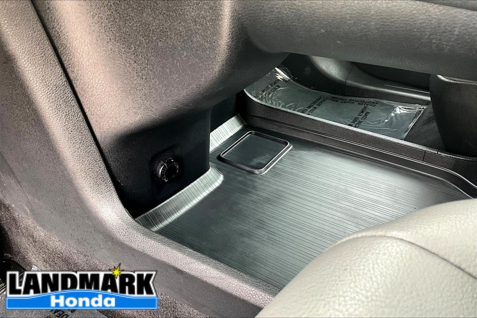 Used 2025 Toyota Sienna XLE FWD image 26
