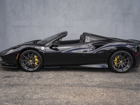 Certified 2022 Ferrari F8 Tributo RWD image 2