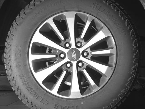 Used 2015 Ford Expedition EL XLT w/ Equipment Group 202A AWD/4WD image 31