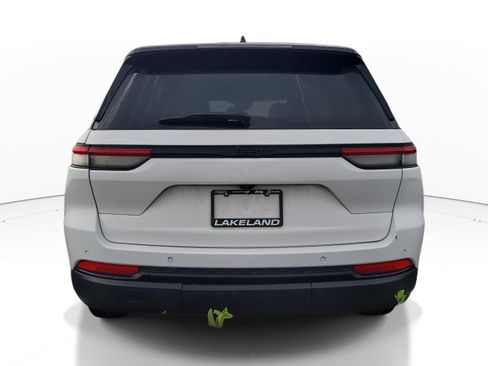 Used 2023 Jeep Grand Cherokee Altitude RWD image 5
