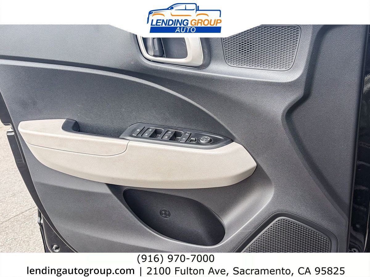 Used 2023 Hyundai Venue SEL FWD image 19