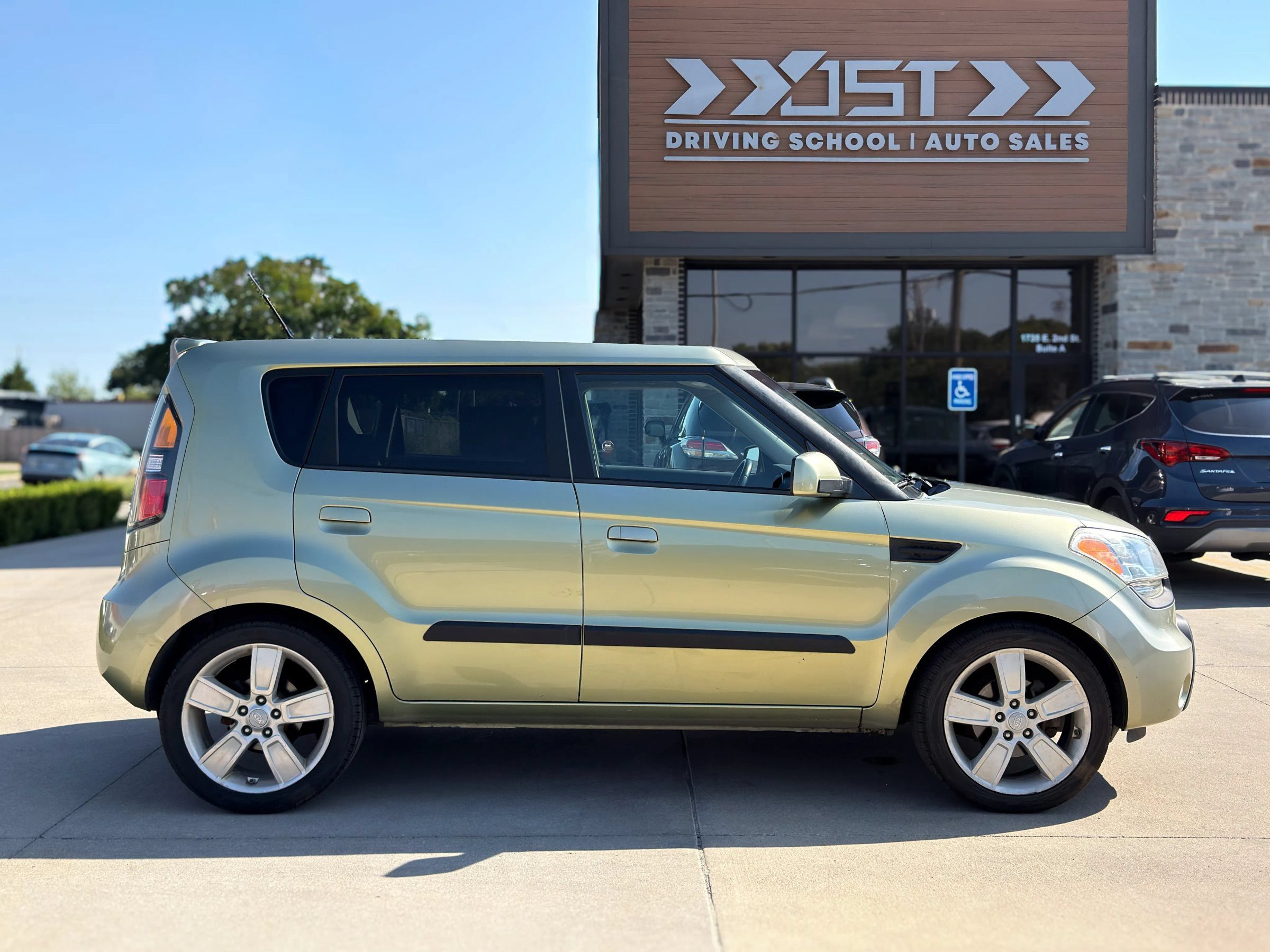 Used 2010 Kia Soul ! FWD image 9