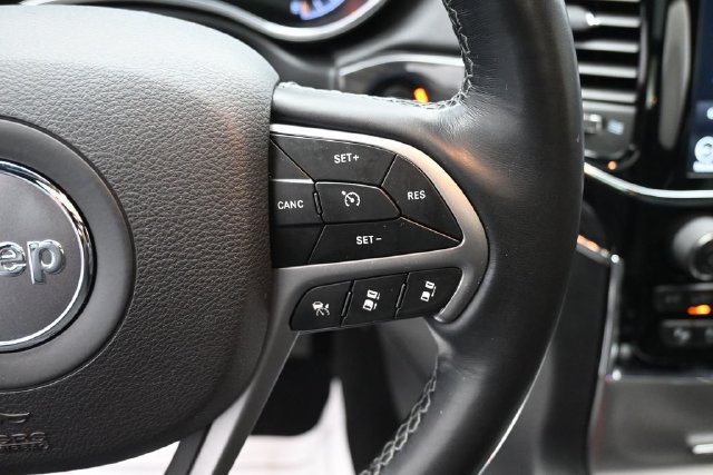 Used 2020 Jeep Grand Cherokee Overland AWD/4WD image 14