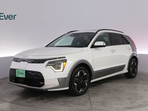 Used 2024 Kia Niro Wave w/ Wave Preserve Package FWD image 2