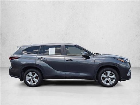 Used 2024 Toyota Highlander LE FWD image 4