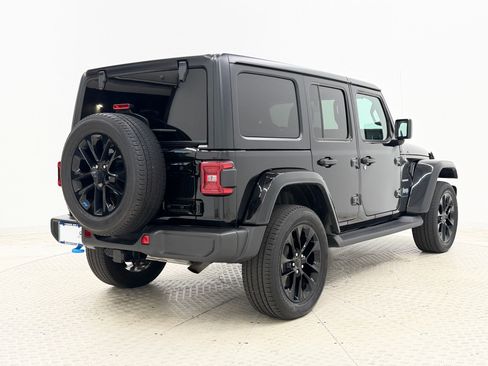 Used 2023 Jeep Wrangler Unlimited Sahara w/ Cold Weather Group AWD/4WD image 9
