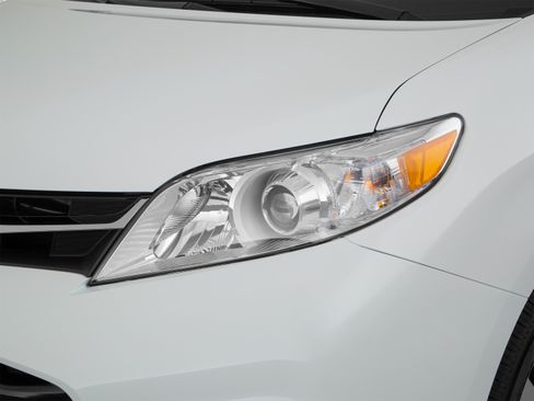 Used 2020 Toyota Sienna LE FWD image 48
