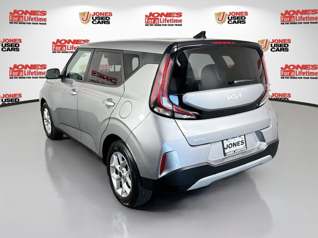 Used 2023 Kia Soul LX w/ LX Technology Package FWD image 2