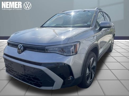 New 2025 Volkswagen Taos SE image 1