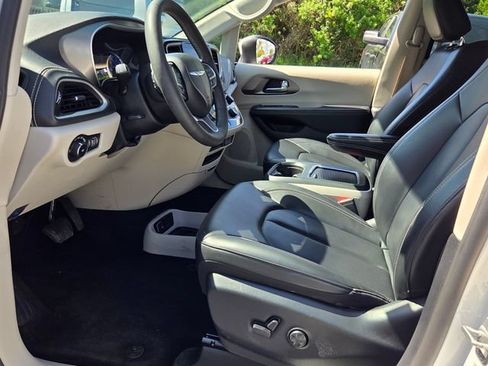 Used 2023 Chrysler Pacifica Touring-L FWD image 9