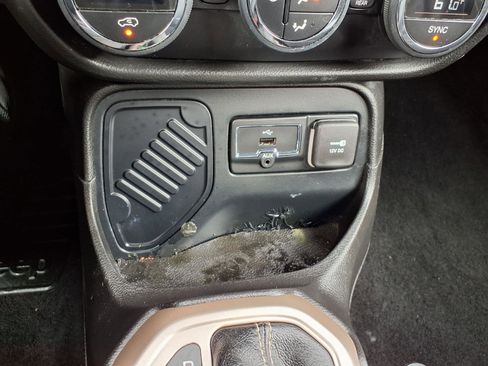 Used 2016 Jeep Renegade Limited FWD image 10